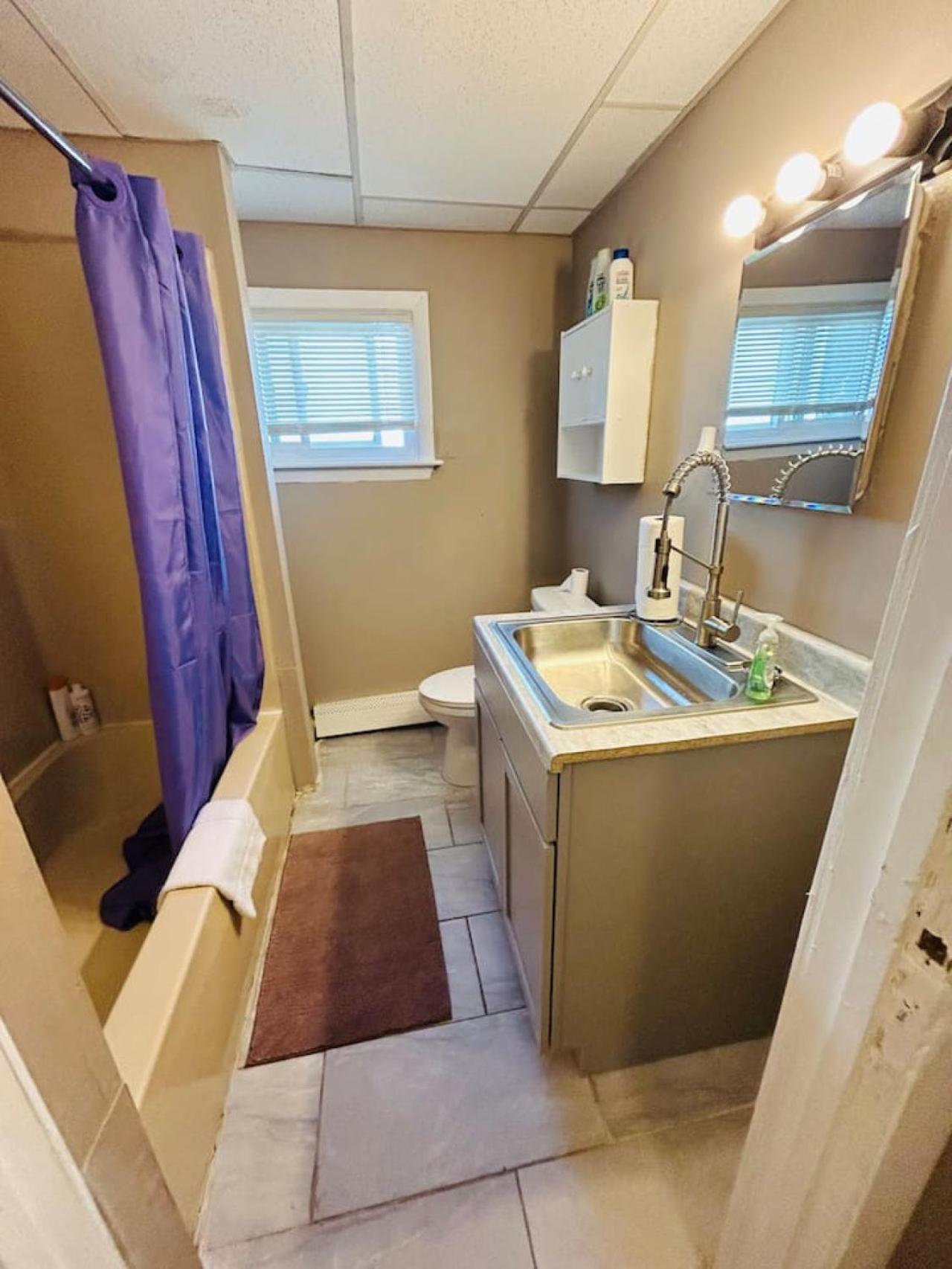 Nice Big Room Near Whole Foods, Brown University With Shared Bathroom And Kitchen Providence Ngoại thất bức ảnh